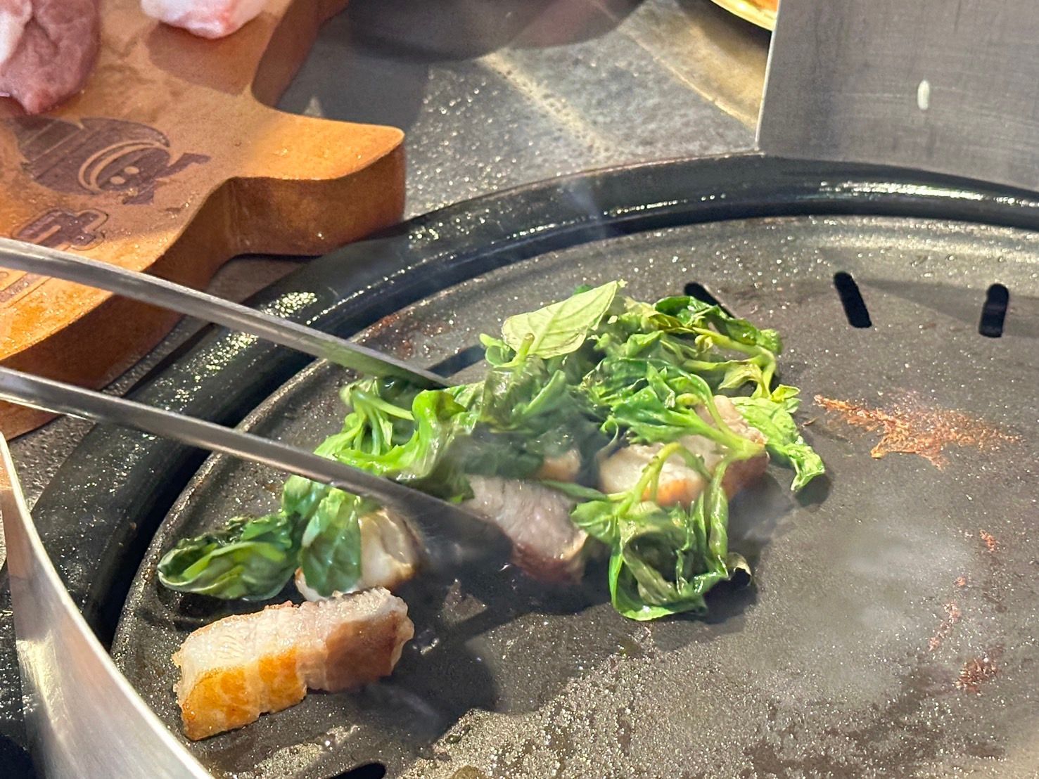 【台北】西門美食｜金咕韓式原塊烤肉 懶人烤肉必吃！超厚實豬五