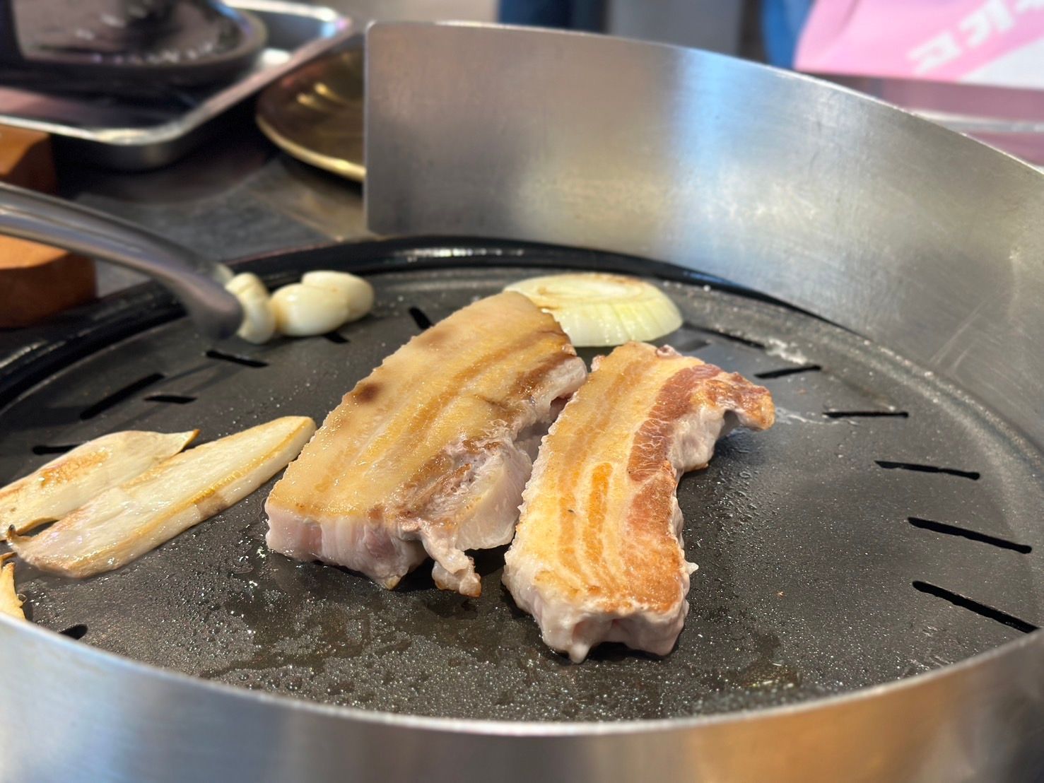 【台北】西門美食｜金咕韓式原塊烤肉 懶人烤肉必吃！超厚實豬五