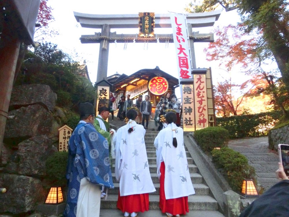 單身必訪！日本京阪「戀愛神社」推薦，超靈驗石頭＆繪馬，領取滿滿的