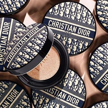 值得收藏！Dior搶先公開2020年限量「復古老花氣墊粉餅」，將經典蒙田包變身絕美底妝