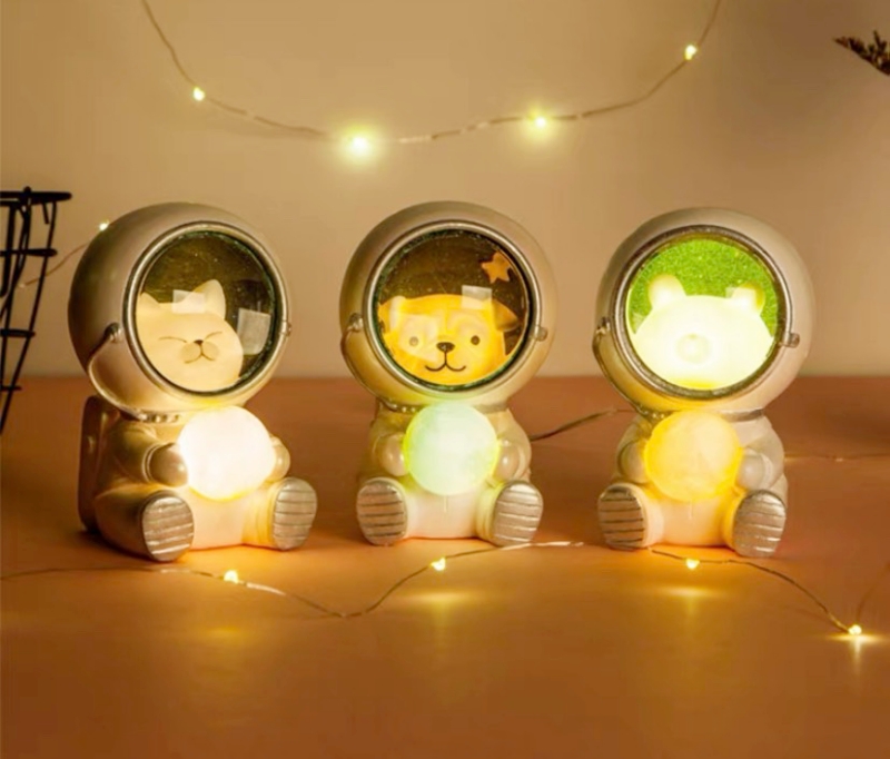會發光的「太空喵星人小燈」：抱著地球徜徉在夜幕星河裡