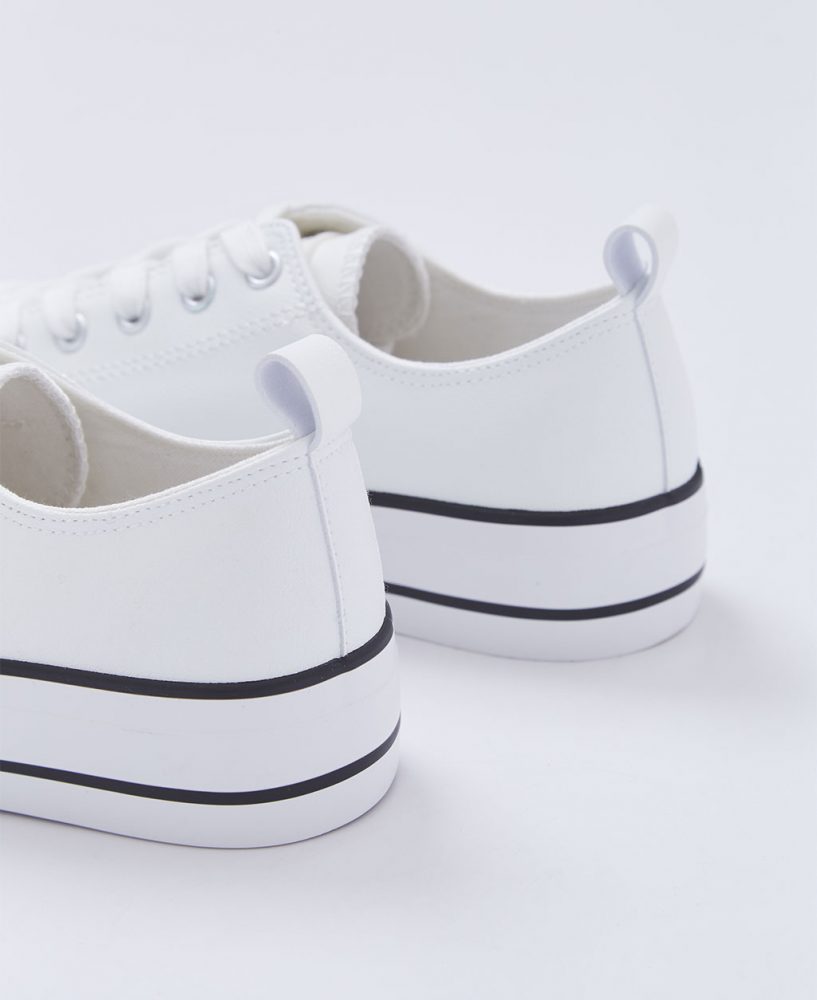 女孩的鞋櫃裡都有一個它！8雙快時尚品牌小白鞋推薦，你也有一雙嗎？