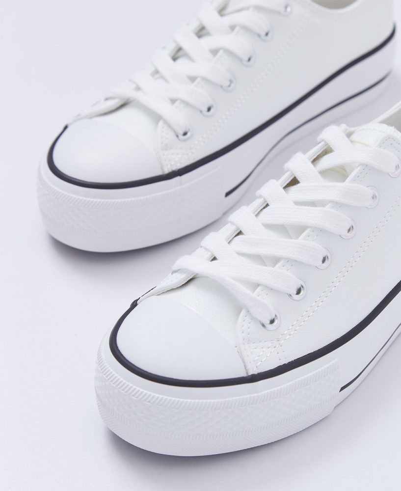 女孩的鞋櫃裡都有一個它！8雙快時尚品牌小白鞋推薦，你也有一雙嗎？